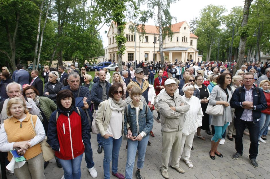 S. Povilaičio garbei – maestro autografas ant Palangos koncertų salės fasado