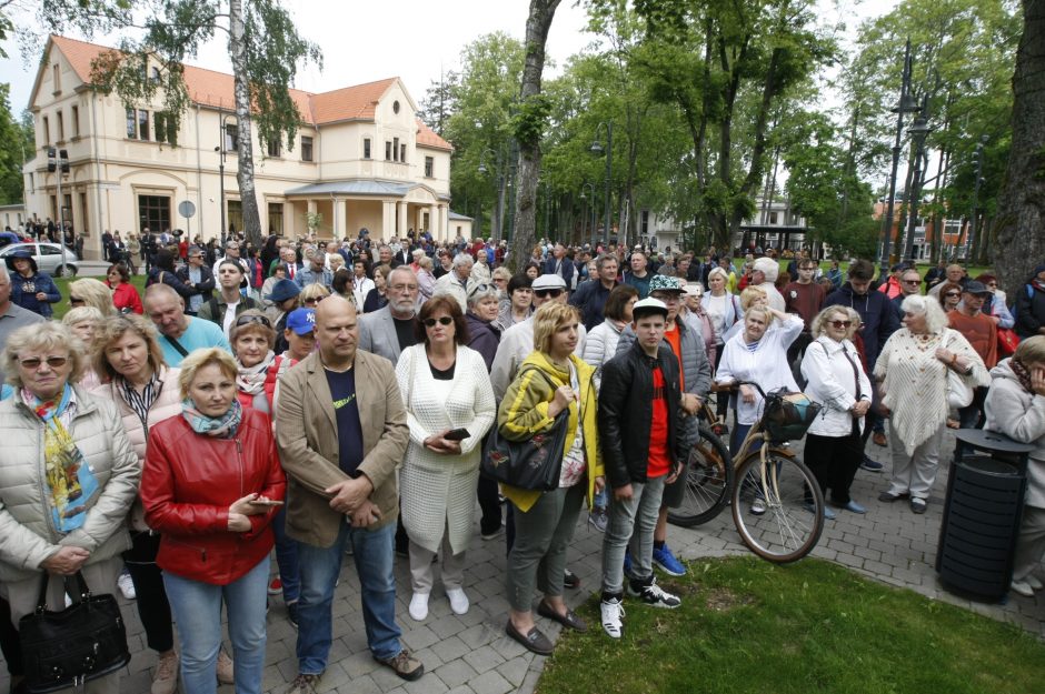 S. Povilaičio garbei – maestro autografas ant Palangos koncertų salės fasado