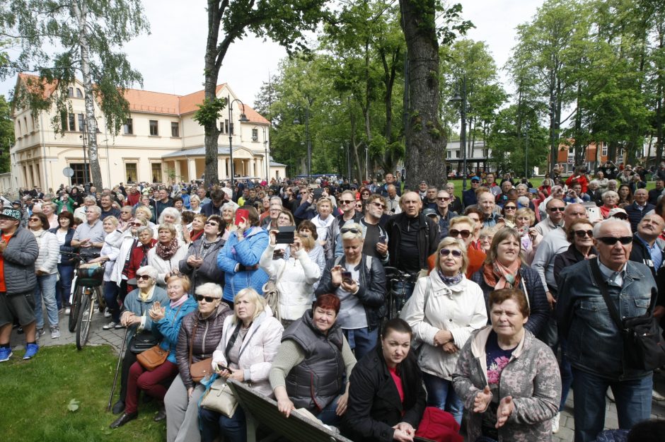 S. Povilaičio garbei – maestro autografas ant Palangos koncertų salės fasado