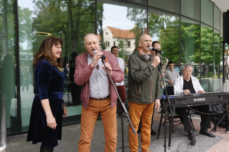 S. Povilaičio garbei – maestro autografas ant Palangos koncertų salės fasado