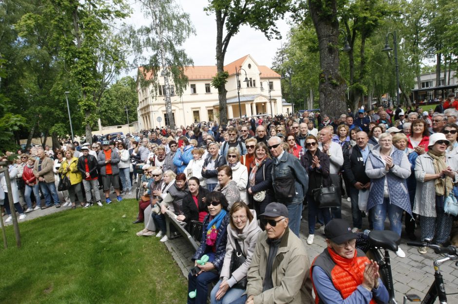 S. Povilaičio garbei – maestro autografas ant Palangos koncertų salės fasado