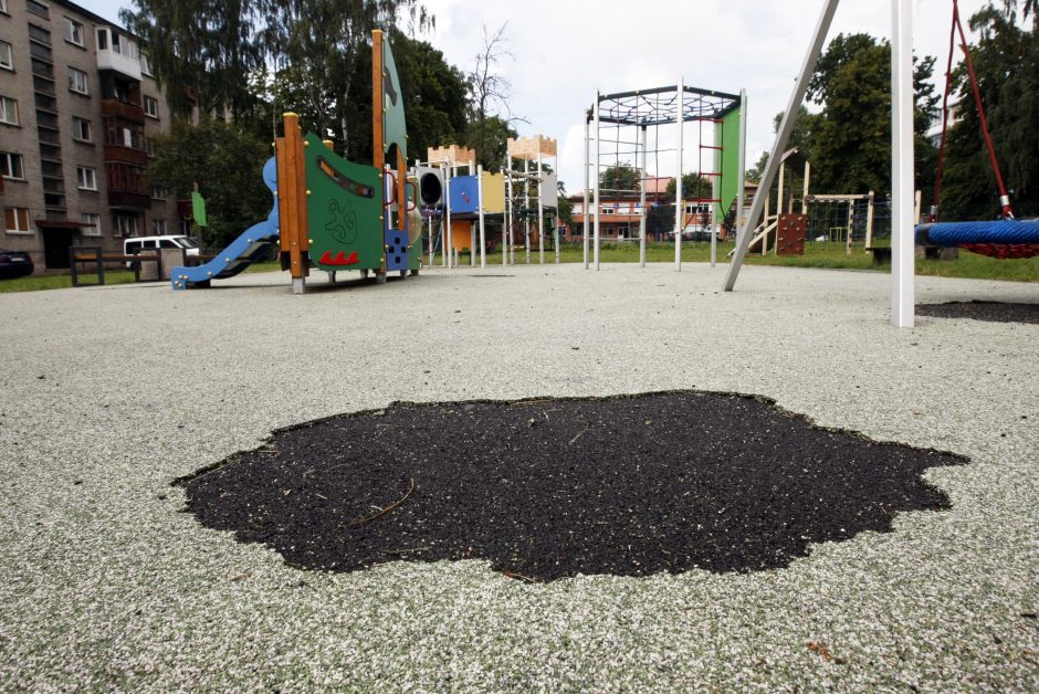 Naujos žaidimų aikštelės greitai tapo nepatrauklios: pastatė vaikams, laužo paaugliai