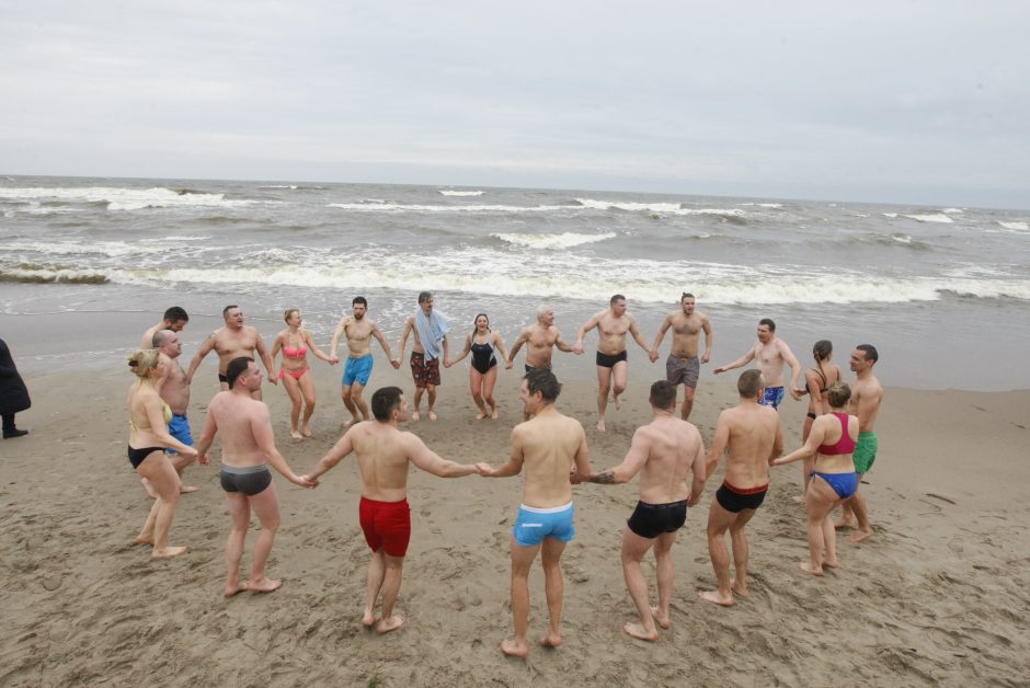 Sveikuoliai nėrė į žiemišką Baltiją