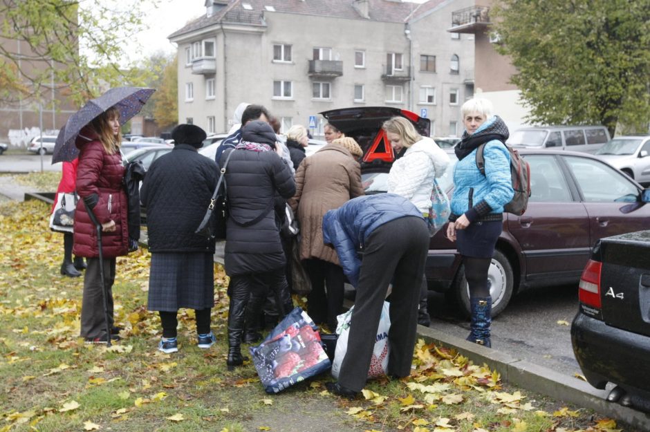 Uostamiesčio gyventojai dalijosi drabužiais