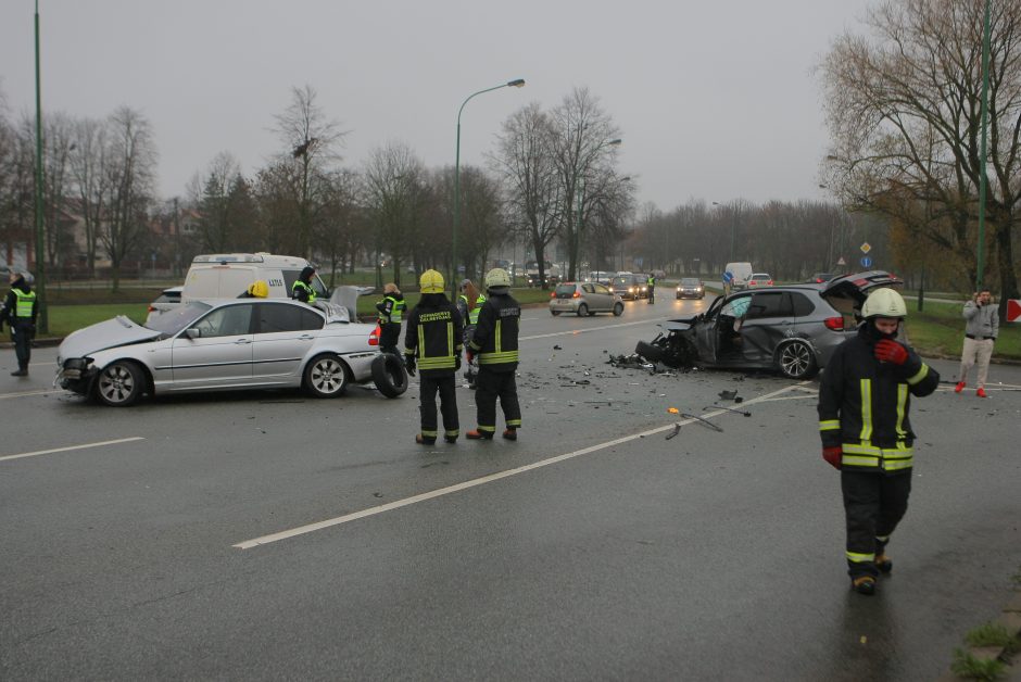 Mokyklos gatvėje – skaudi BMW ir „Honda“ avarija: automobiliai sumaitoti, trys žmonės ligoninėje