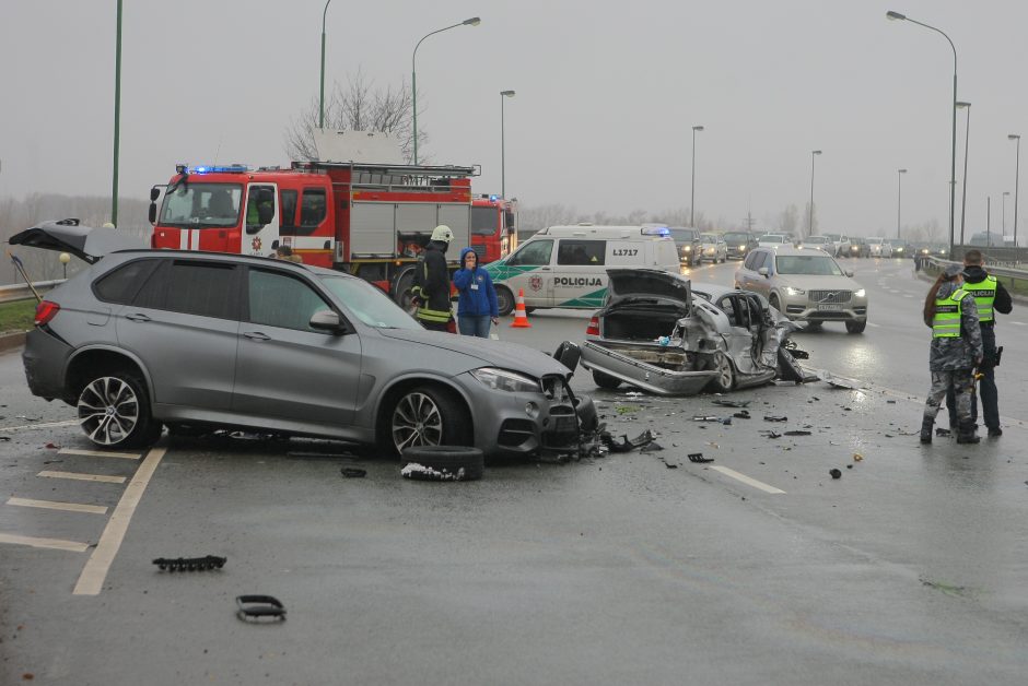 Mokyklos gatvėje – skaudi BMW ir „Honda“ avarija: automobiliai sumaitoti, trys žmonės ligoninėje