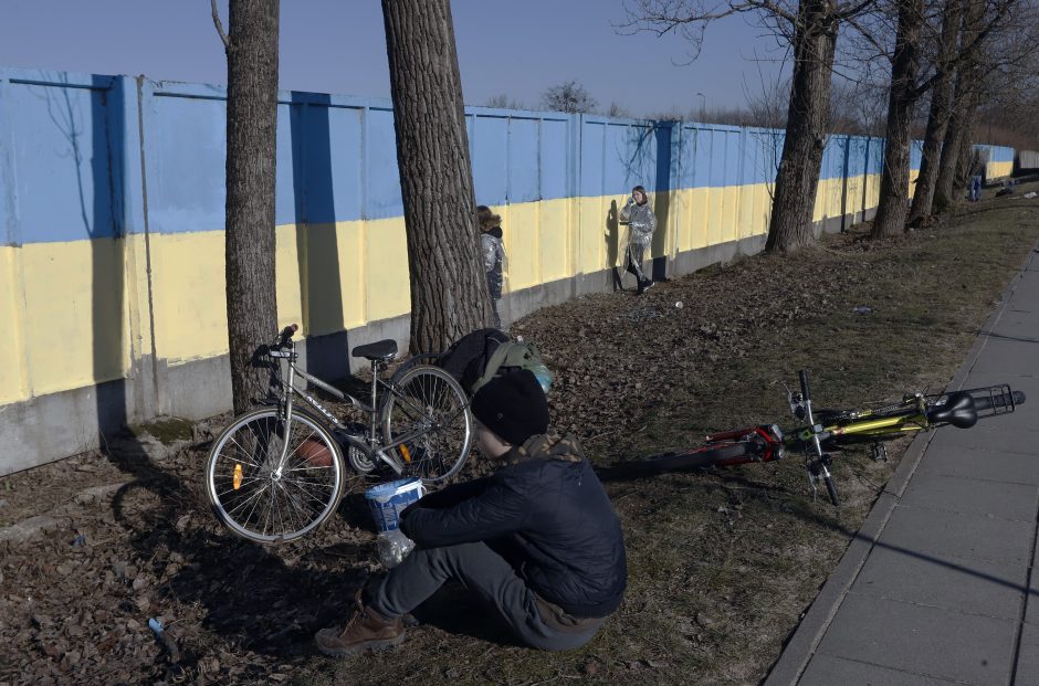 Kauno gatvės menininkai ir aleksotiškiai reiškia palaikymą: didžiulė tvora virto Ukrainos vėliava