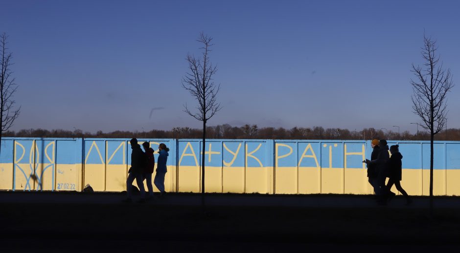 Kauno gatvės menininkai ir aleksotiškiai reiškia palaikymą: didžiulė tvora virto Ukrainos vėliava