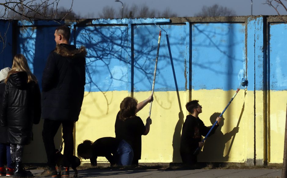 Kauno gatvės menininkai ir aleksotiškiai reiškia palaikymą: didžiulė tvora virto Ukrainos vėliava