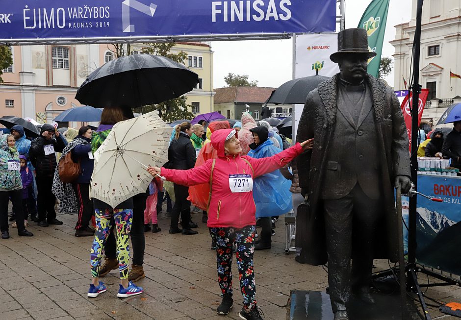 Tūkstančiai kauniečių nepabūgo prasto oro ir ryžosi dalyvauti ėjimo varžybose