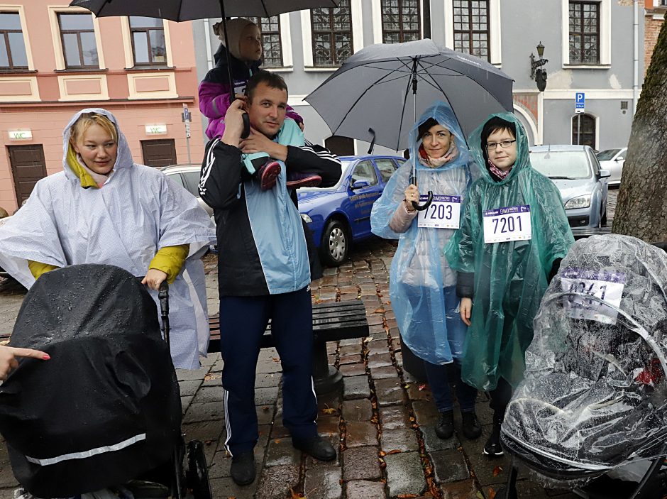 Tūkstančiai kauniečių nepabūgo prasto oro ir ryžosi dalyvauti ėjimo varžybose