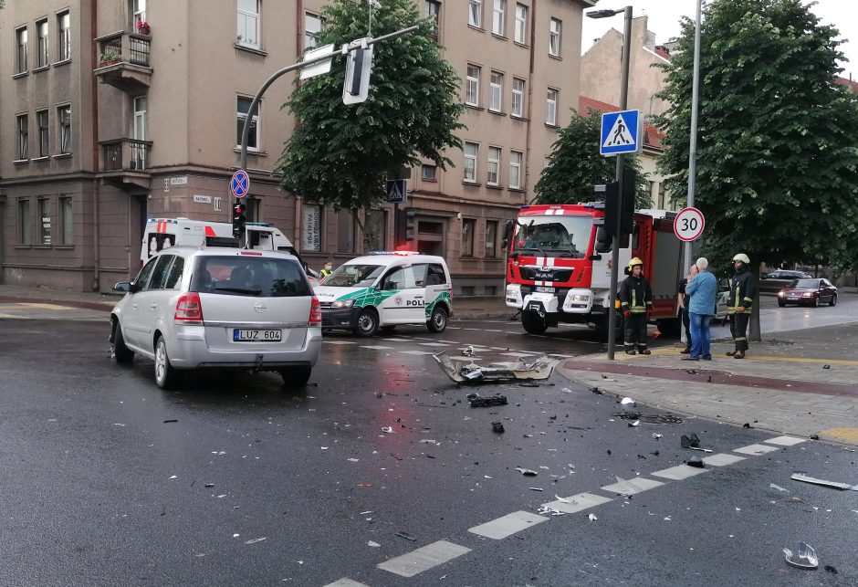 Kauno centre „Opel“ rėžėsi į troleibusą, nukentėjo dvi moterys