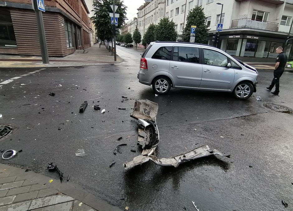 Kauno centre „Opel“ rėžėsi į troleibusą, nukentėjo dvi moterys