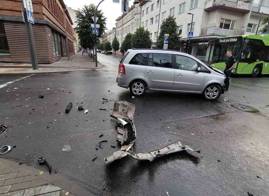 Kauno centre „Opel“ rėžėsi į troleibusą, nukentėjo dvi moterys