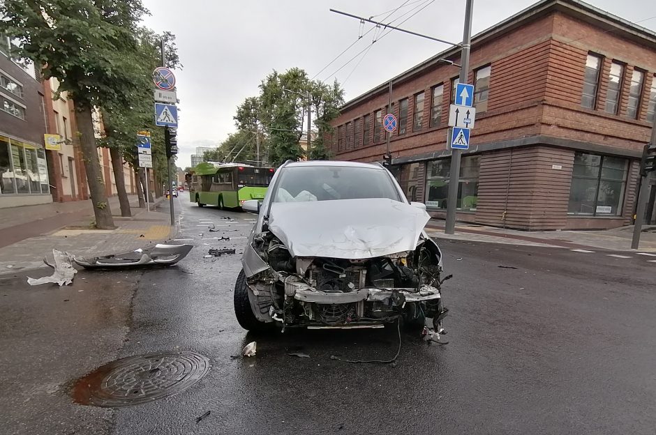 Kauno centre „Opel“ rėžėsi į troleibusą, nukentėjo dvi moterys