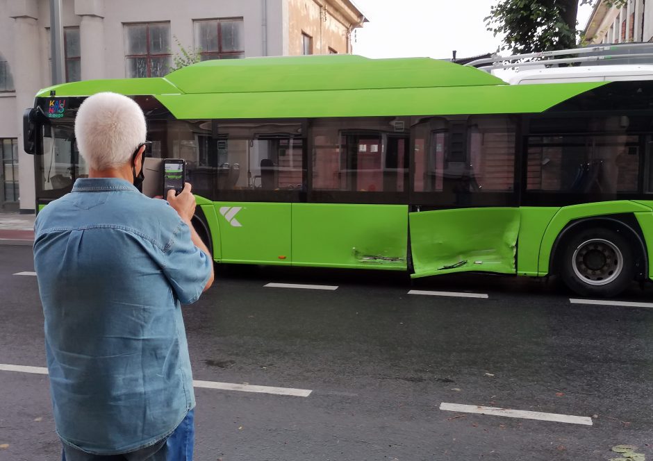 Kauno centre „Opel“ rėžėsi į troleibusą, nukentėjo dvi moterys