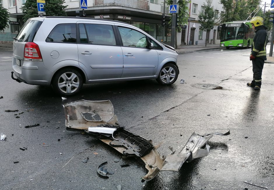 Kauno centre „Opel“ rėžėsi į troleibusą, nukentėjo dvi moterys