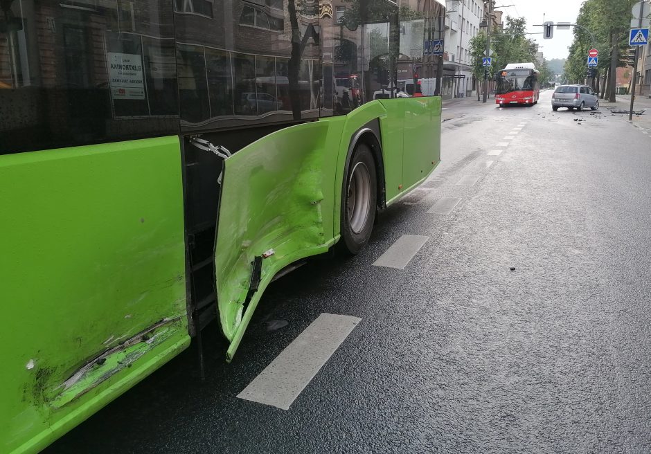 Kauno centre „Opel“ rėžėsi į troleibusą, nukentėjo dvi moterys