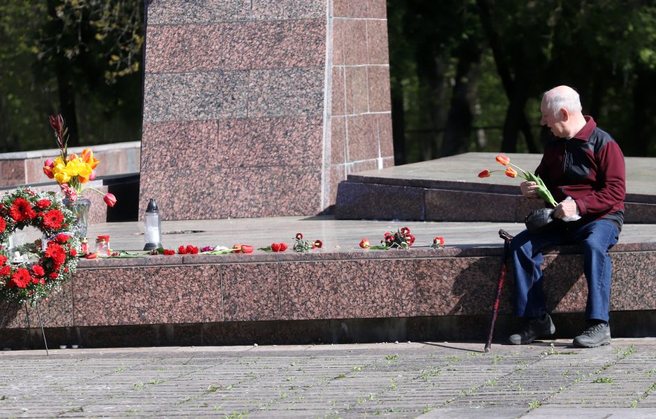 Provokacija Kauno kapinėse: ant medžių – draudžiami naudoti simboliai