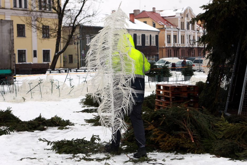 Kaunas atsisveikina su kalėdine eglute: pradėti nupuošimo darbai