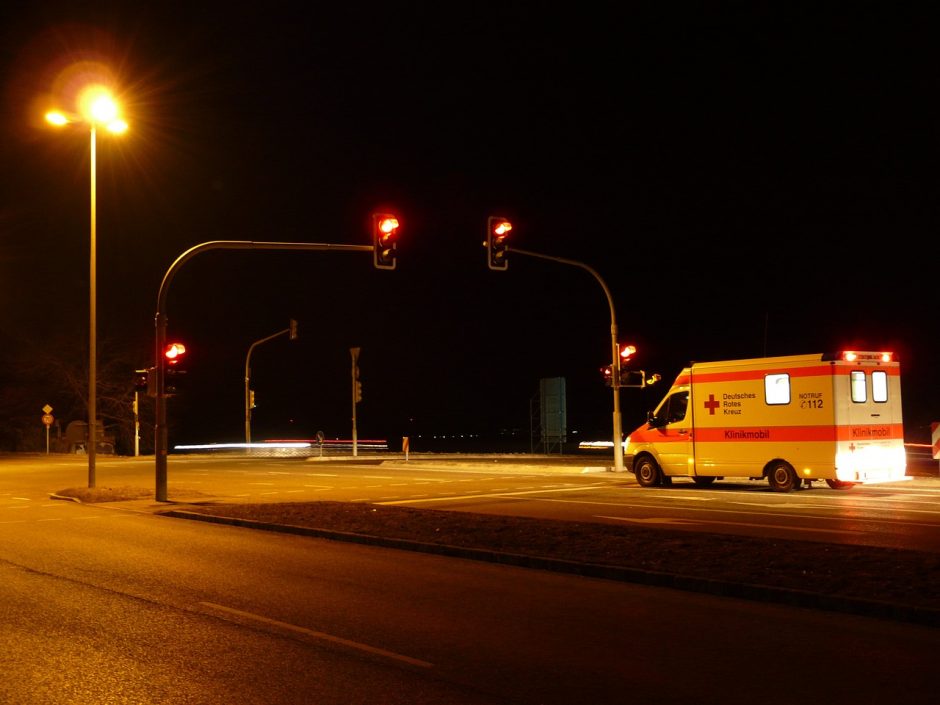 Druskininkų savivaldybėje BMW susidūrė su sunkvežimiu, vairuotoją gelbėjo ugniagesiai