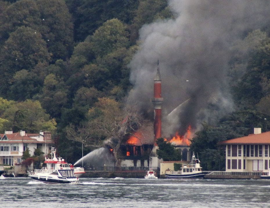 Stambule gaisras apgadino istorinę mečetę