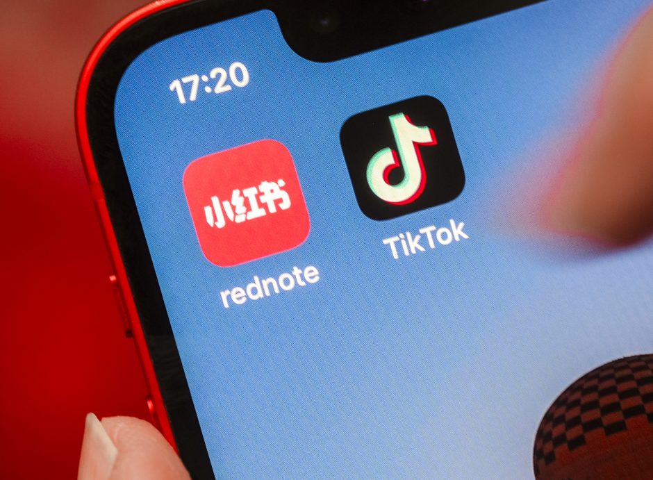 „TikTok“ gręsia nemalonumai Jungtinėje Karalystėje