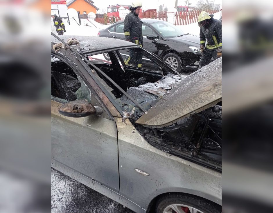 Liepsnos prarijo garaže stovėjusį BMW, bet namas liko sveikas: ugniagesiai reagavo žaibiškai