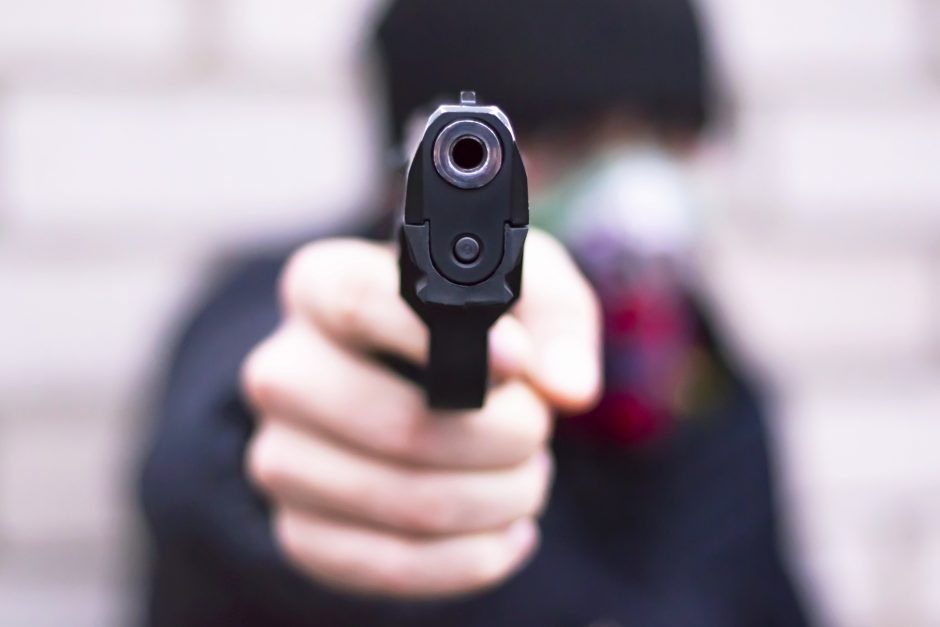 Vilniuje neblaivus vyras sumušė moterį ir jai grasino, įvykio vietoje rastas pistoletas