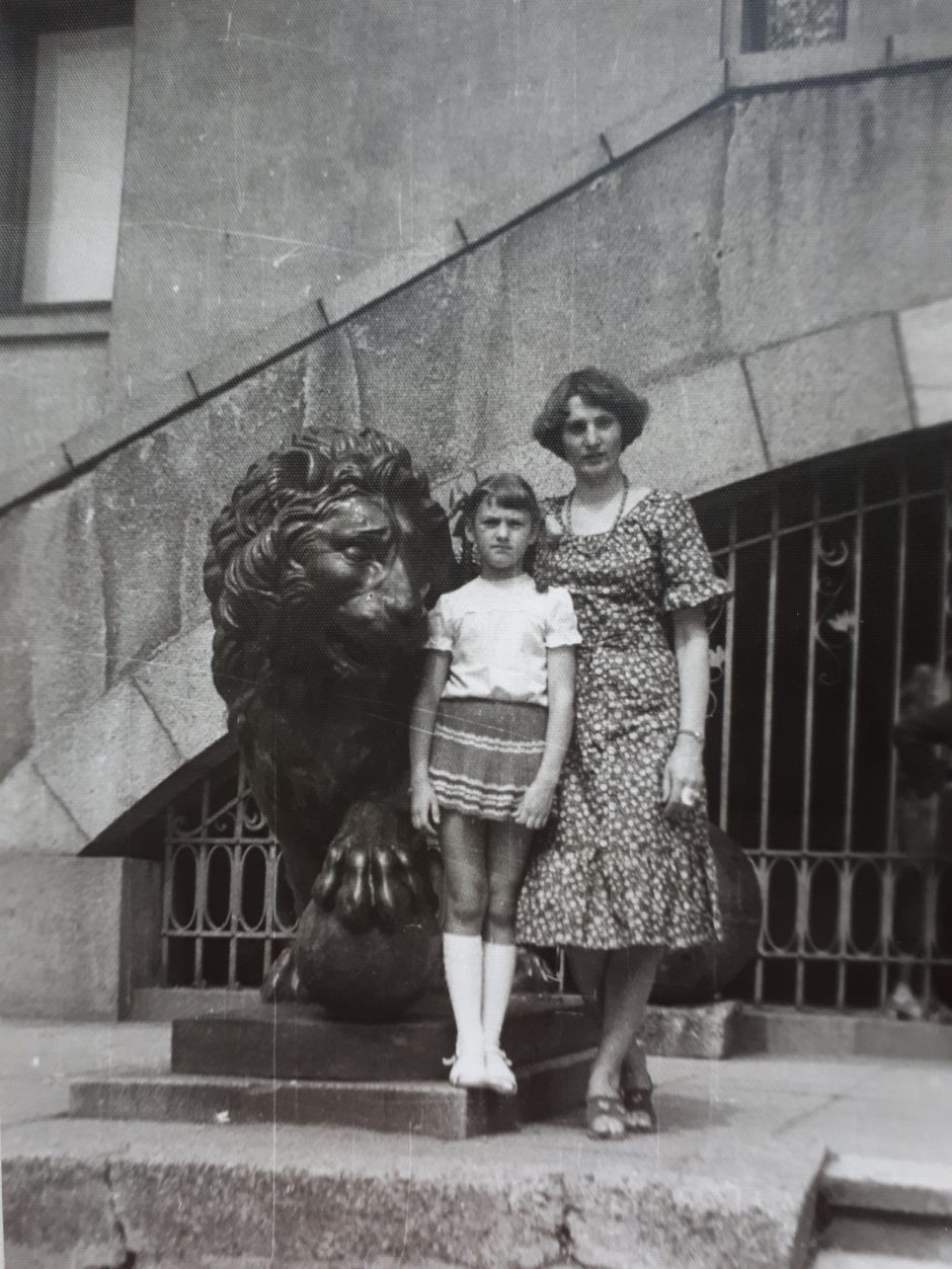 Nemari tradicija – įsiamžinti prie Karo muziejaus liūtų (daugiau nei 250 nuotraukų)