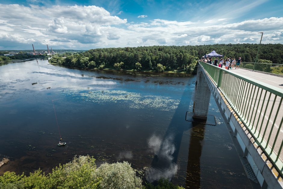 Adrenalino mėgėjų šuoliai su virve nuo tilto: tarp pasiryžusių – ir 70-metį perkopusi senjorė