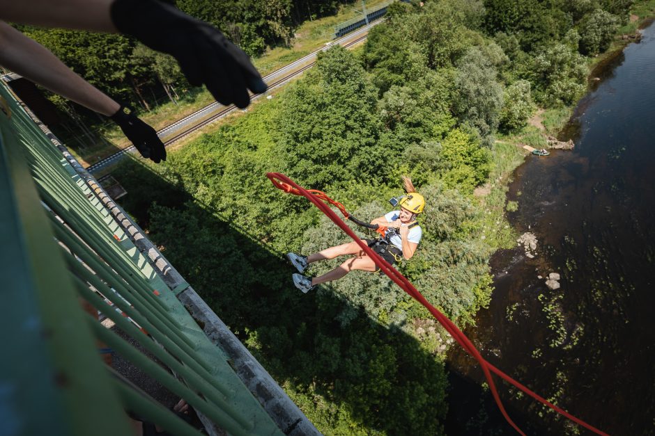 Adrenalino mėgėjų šuoliai su virve nuo tilto: tarp pasiryžusių – ir 70-metį perkopusi senjorė