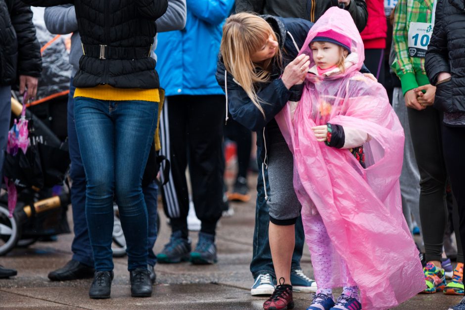 B. Vėsaitė per „Ąžuolyno bėgimą“ slėpėsi po medžiu?