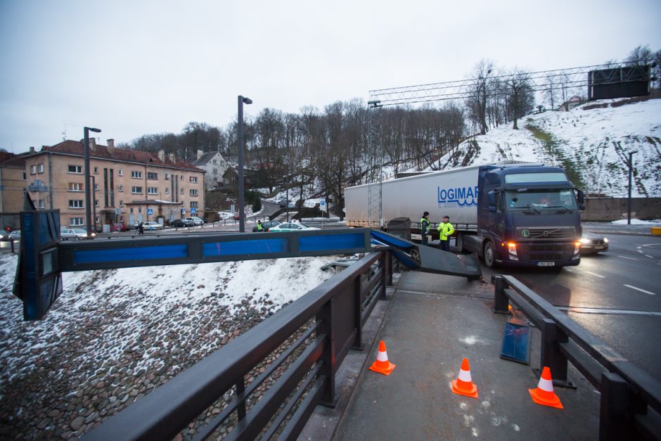 Sunkvežimis nuvertė Aleksoto tilto stulpą