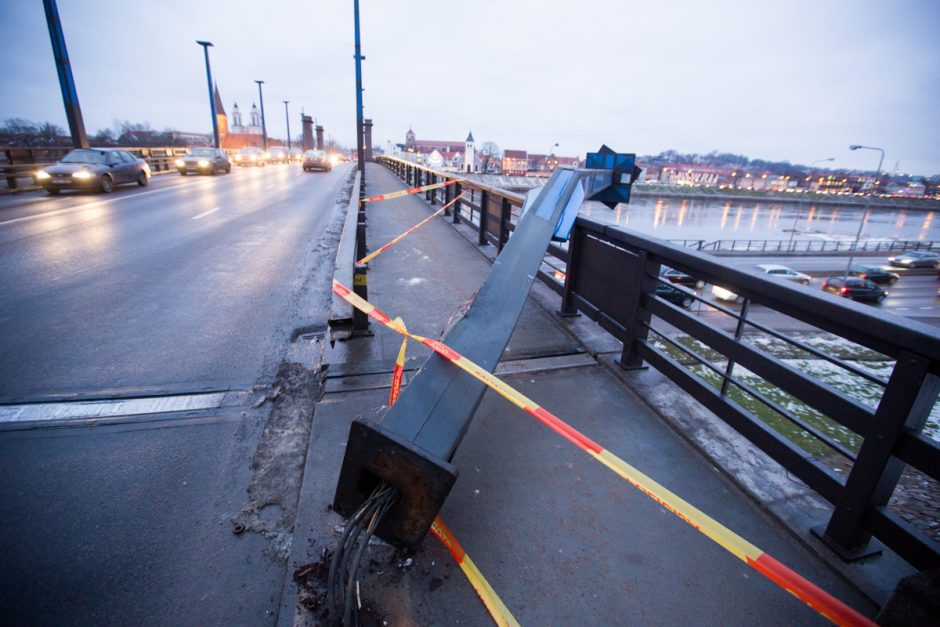 Sunkvežimis nuvertė Aleksoto tilto stulpą