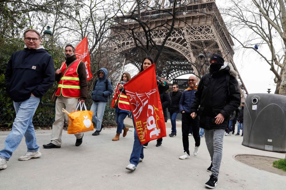 Streikuojant darbuotojams Eiffelio bokštas uždarytas jau antrą dieną