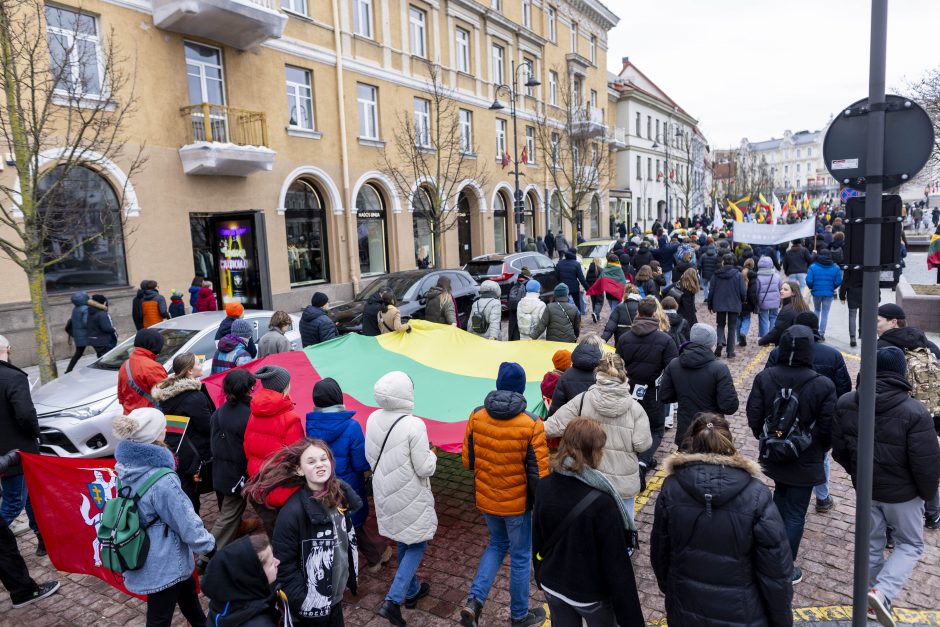 Lietuvos jaunimas Vasario 16-ąją mini eisenoje simboliniu valstybės keliu