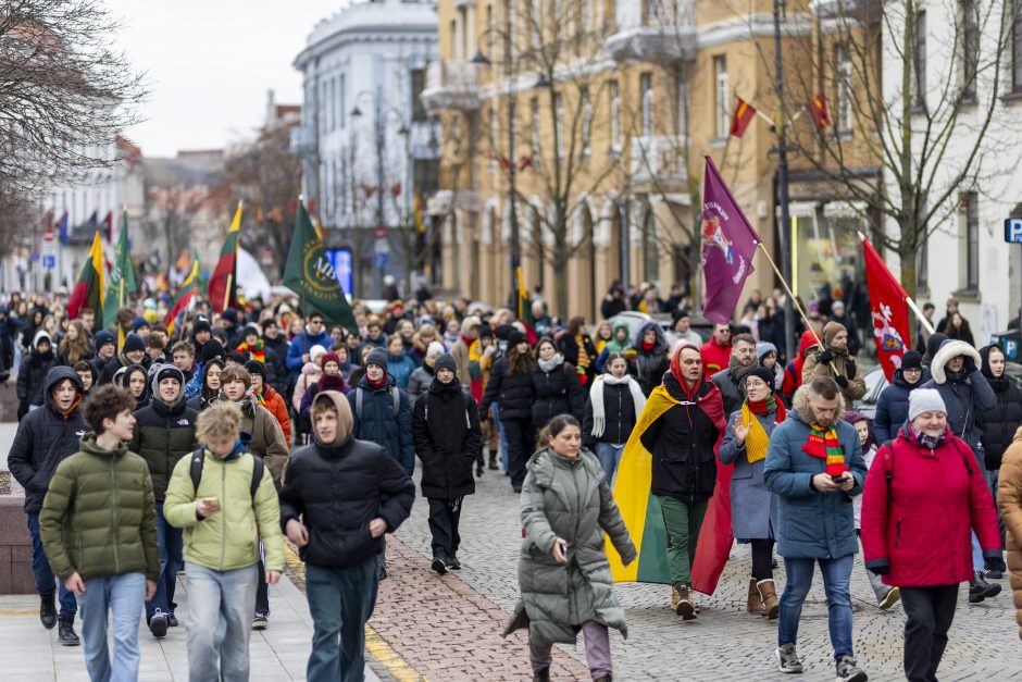 Lietuvos jaunimas Vasario 16-ąją mini eisenoje simboliniu valstybės keliu