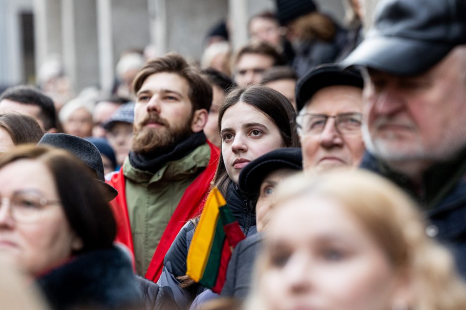 Prie Signatarų namų – kritikos strėlės valdžiai ir tylos minutė A. Navalnui