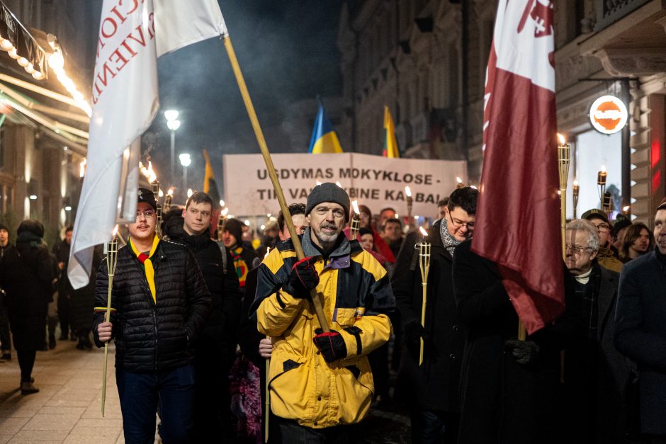 Iki tūkstančio žmonių Vilniuje žygiavo eitynėse su deglais