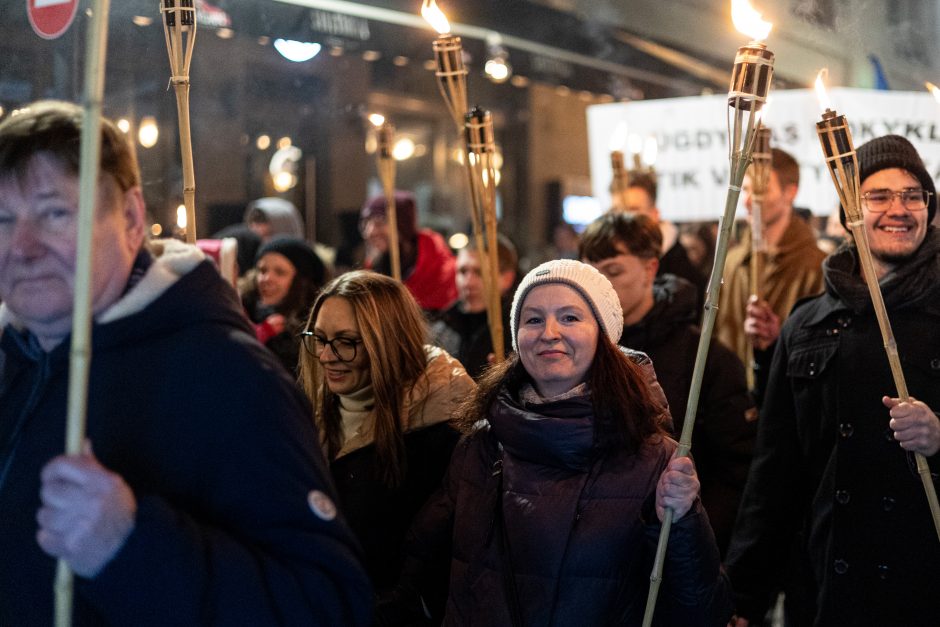 Iki tūkstančio žmonių Vilniuje žygiavo eitynėse su deglais