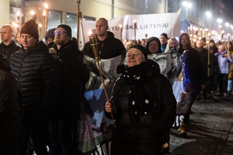 Iki tūkstančio žmonių Vilniuje žygiavo eitynėse su deglais