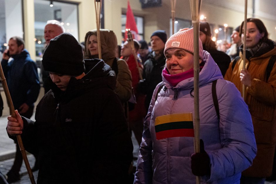 Iki tūkstančio žmonių Vilniuje žygiavo eitynėse su deglais