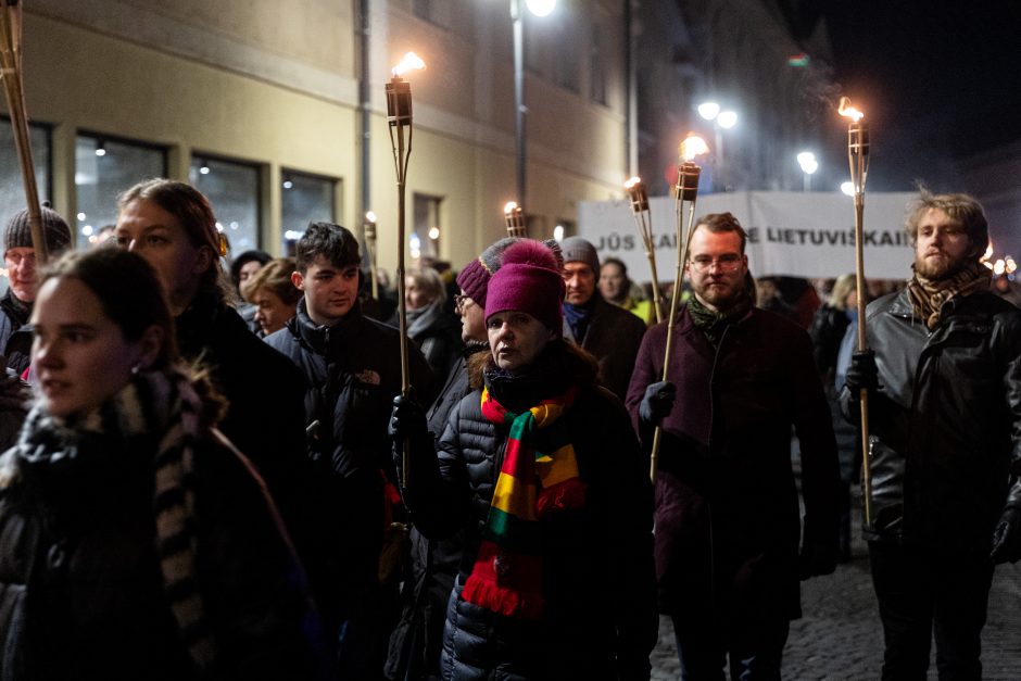 Iki tūkstančio žmonių Vilniuje žygiavo eitynėse su deglais