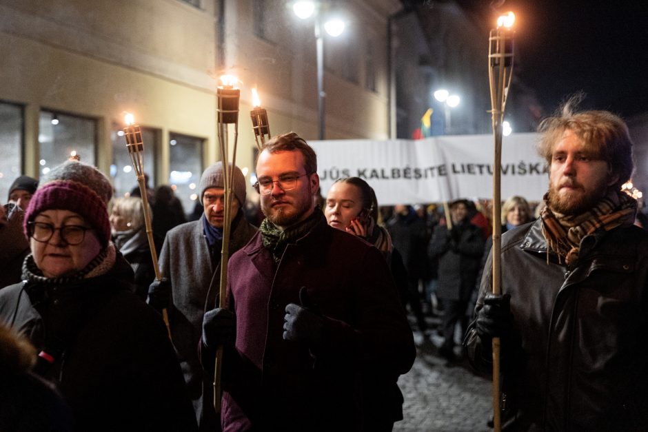 Iki tūkstančio žmonių Vilniuje žygiavo eitynėse su deglais