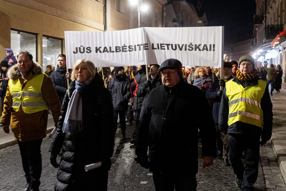 Iki tūkstančio žmonių Vilniuje žygiavo eitynėse su deglais