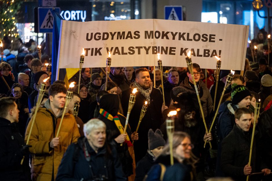 Iki tūkstančio žmonių Vilniuje žygiavo eitynėse su deglais