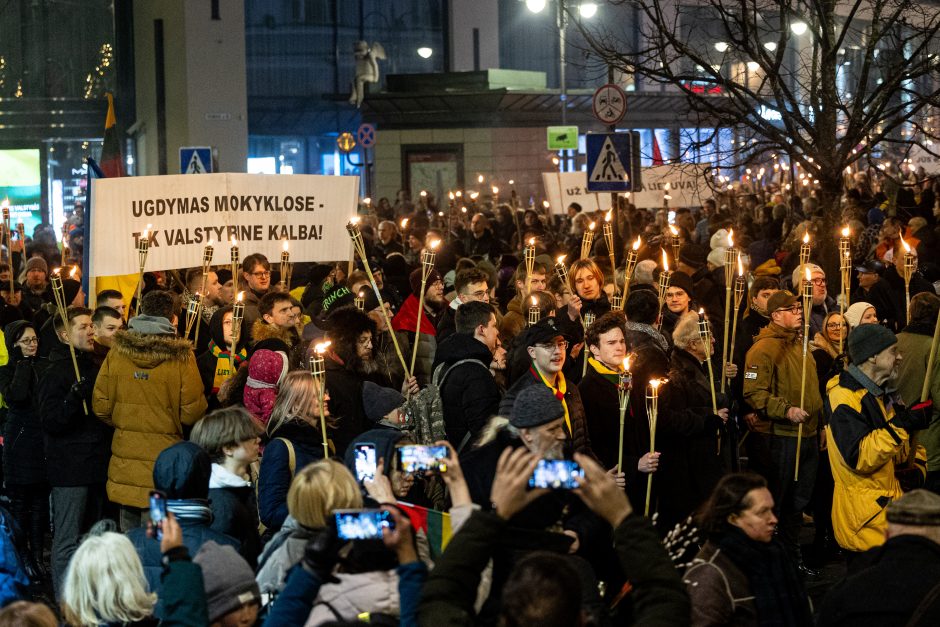 Iki tūkstančio žmonių Vilniuje žygiavo eitynėse su deglais