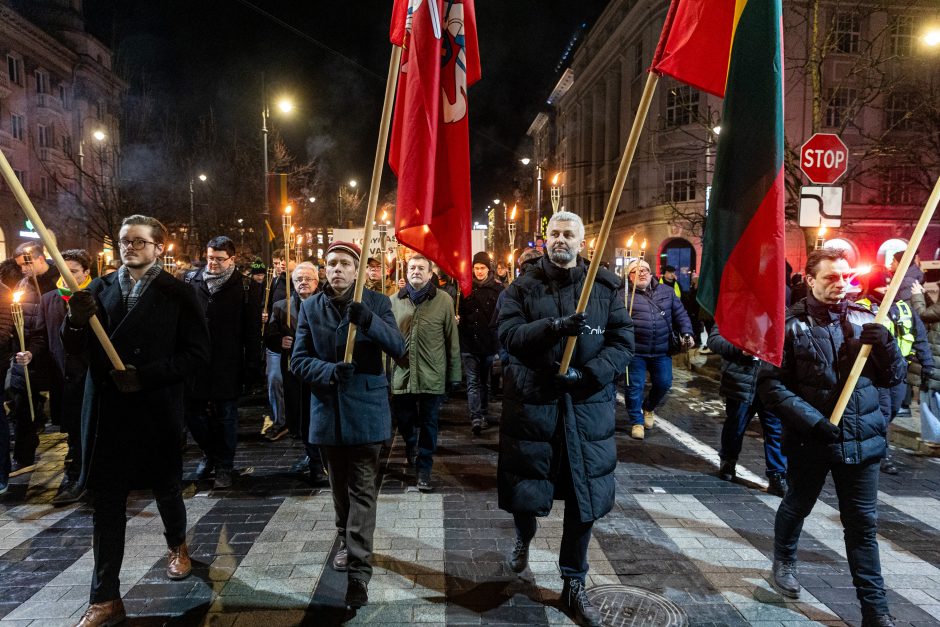 Iki tūkstančio žmonių Vilniuje žygiavo eitynėse su deglais