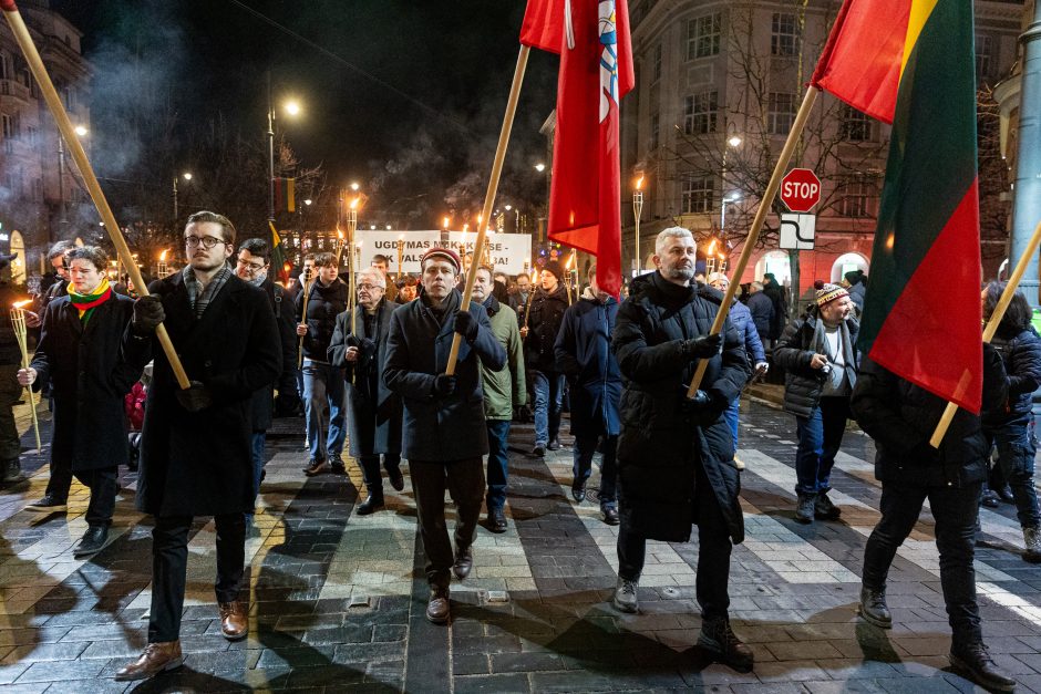 Iki tūkstančio žmonių Vilniuje žygiavo eitynėse su deglais